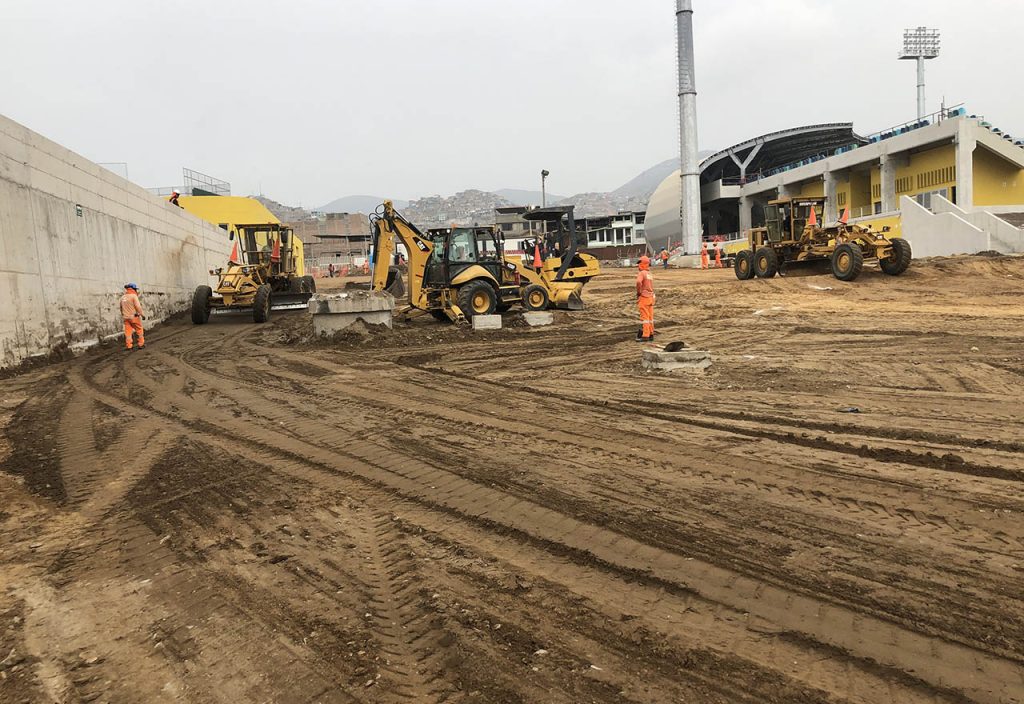 Nivelación y compactación de terreno con maquinaria pesada
